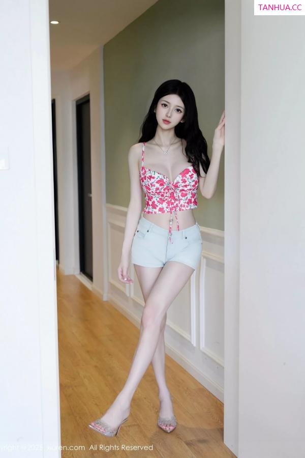   [XiuRen]高清写真图 2025.06.20 No.10442 白小蝶 超短牛仔裤第7张图片